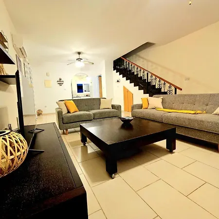 Spacious With Private Pool וילה