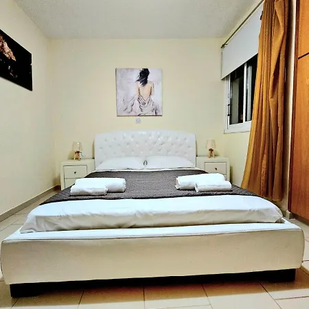 Spacious With Private Pool וילה פאפוס