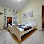 Spacious With Private Pool 파포스