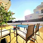 Spacious With Private Pool פאפוס