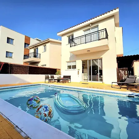 Spacious With Private Pool *
