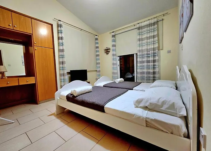 Spacious With Private Pool Vila Paphos