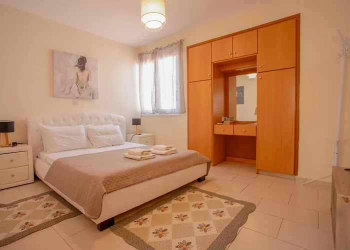 Spacious With Private Pool パ フォス