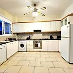 Βίλα Spacious With Private Pool